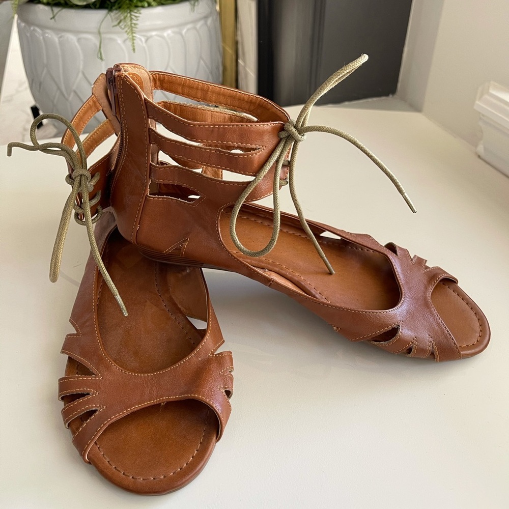 Unique sandals with zipper back, brown